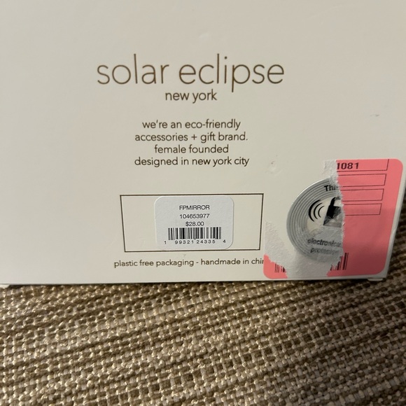 Free People x Solar Eclipse Hand-Painted Compact Mirror - Picture 4 of 4